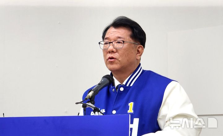 [청주=뉴시스] 임선우 기자 = 더불어민주당 서민석 청주시장 예비후보가 9일 시청 브리핑룸에서 기자회견을 열어 당원 중심의 경선룰 채택을 중앙당에 촉구하고 있다. 2026.03.09. imgiza@newsis.com 