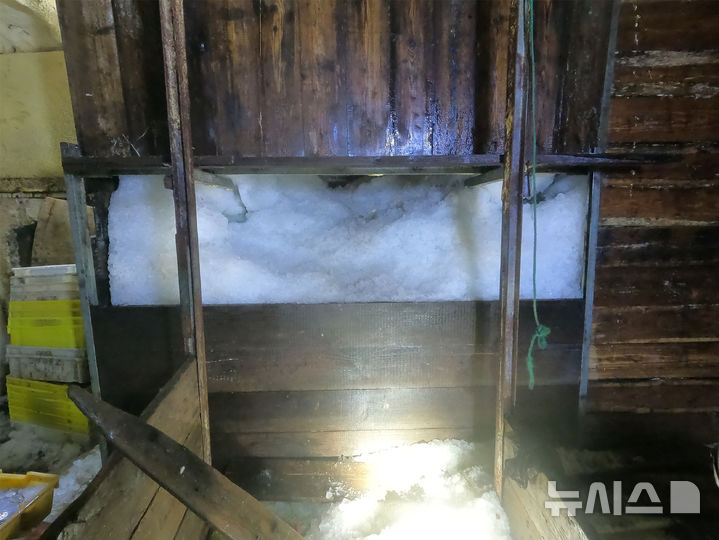 [제주=뉴시스] 8일 오후 제주 차귀도 해상에서 적발된 불법 조업 중국어선 내 비밀어창. (사진=제주해양경찰서 제공) 2026.03.09. photo@newsis.com