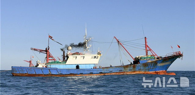 [제주=뉴시스] 8일 오후 제주 차귀도 해상에서 적발된 불법 조업 중국어선. (사진=제주해양경찰서 제공) 2026.03.09. photo@newsis.com 