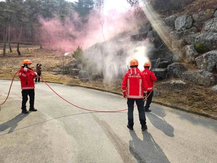 [횡성=뉴시스] 산림 인접 의료기관인 청강요양병원에서 산불 재난 대응 합동 훈련을 하고 있다. (사진=뉴시스 DB). photo@newsis.com *재판매 및 DB 금지