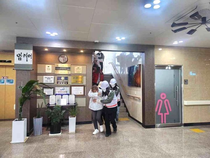 [횡성=뉴시스] 산불 재난 대응 훈련에서 환자 안전을 최우선으로 고려해 대피 상황을 실제처럼 점검하고 있다. (사진=횡성군 제공) 2026.03.09. photo@newsis.com *재판매 및 DB 금지