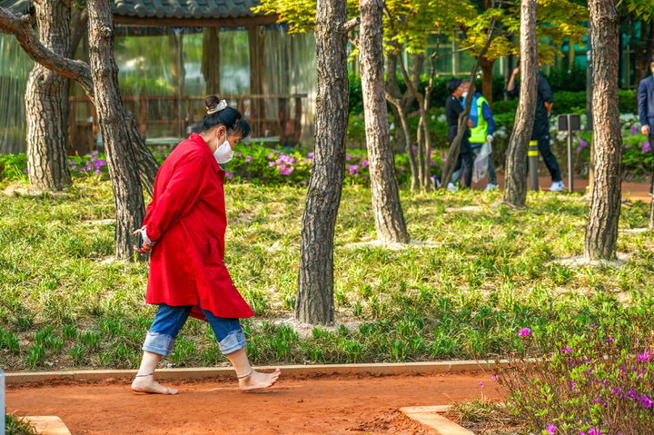 [서울=뉴시스] 장안근린공원 황톳길. 2026.03.09. (사진=동대문구 제공) *재판매 및 DB 금지