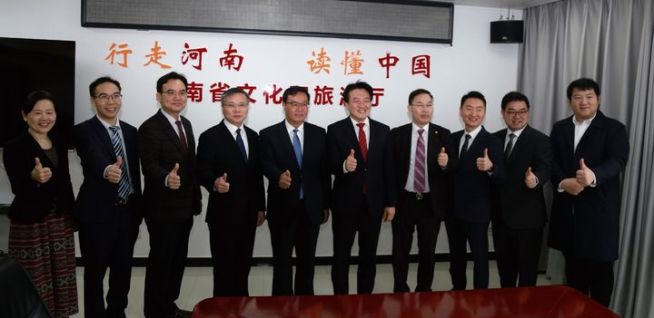 [안동=뉴시스] 경북도 관계자들이 9일 중국 허난성 정저우 문화관광청사에서 허난성과 문화예술 및 관광 교류협력 강화를 위한 업무협약을 체결한 후 허난성 관계자들과 기념사진을 찍고 있다. (사진=경북도 제공) 2026.03.09. photo@newsis.com *재판매 및 DB 금지