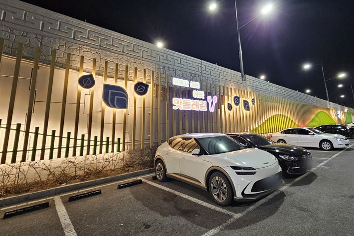 [대구=뉴시스] 대구 남구는 낡고 삭막했던 '앞산 맛둘레길 제1공영주차장 옹벽'을 지역의 특색을 담은 공간으로 새로 단장했다. (사진=대구 남구 제공) 2026.03.09. photo@newsis.com *재판매 및 DB 금지