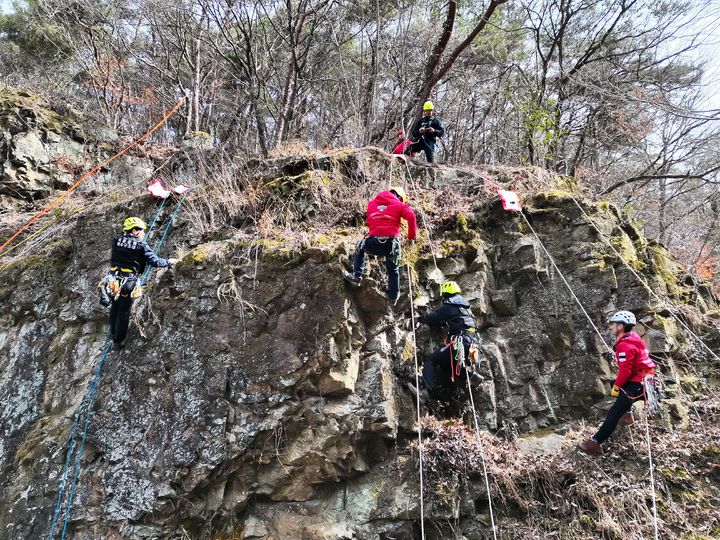 [광주=뉴시스] 국립공원단 무등산국립공원사무소와 광주시 산악연맹이 지난 8일 무등산을 점검하고 있다. (사진=무등산국립공원사무소 제공) 2026.03.09. photo@newsis.com *재판매 및 DB 금지