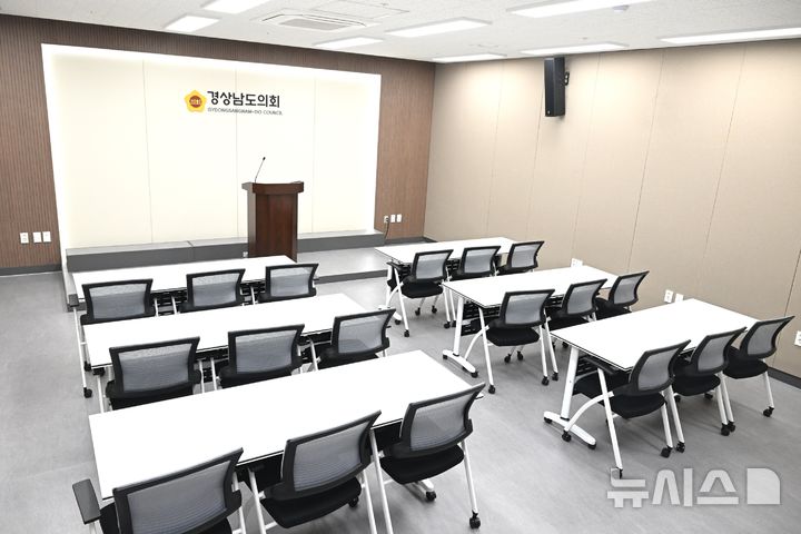 [창원=뉴시스]10일부터 운영을 시작하는 경상남도의회 '독립형 브리핑룸' 내부 전경.(사진=경상남도의회 제공) 2026.03.09. photo@newsis.com