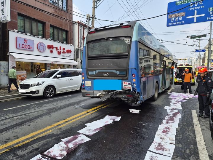 [보령=뉴시스] 9일 오전 10시52분께 충남 보령시 대천2동 서울한의원 앞 왕복 2차로에서 SUV가 앞서 가던 시내버스를 추돌해 시내버스 뒷부분이 부서진 채 서있다. (사진=보령경찰서 제공) 2026.03.09. photo@newsis.com *재판매 및 DB 금지
