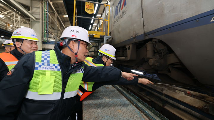 [서울=뉴시스] 김태승 코레일 사장(가운데)이 9일 오전 고양에 있는 KTX차량기지에서 고속열차 유지보수 현장을 점검했다. 2026.03.09. (사진=코레일 제공) photo@newsis.com *재판매 및 DB 금지