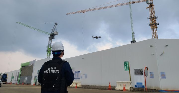 한강유역환경청 환경감시단원이 지난 6일 경기 남양주시의 한 공사현장을 찾아 드론으로 건설 현장 내부의 방진덮개 설치 여부를 확인하고 있다. (사진=한강유역환경청 제공) photo@newsis.com *재판매 및 DB 금지
