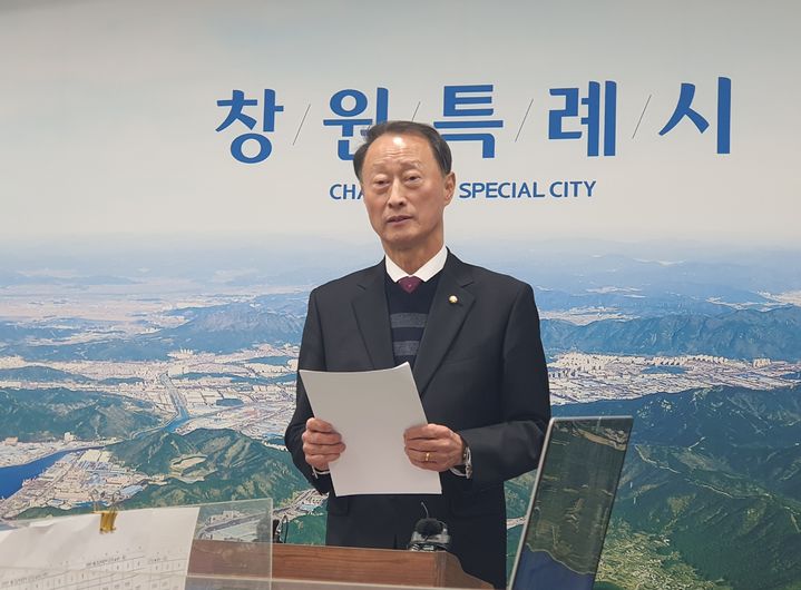 [창원=뉴시스] 강경국 기자 = 손태화 경남 창원시의회 의장이 9일 시청 프레스센터에서 통합돌봄 사업의 업무와 관련해 창원시의 책임을 묻는 기자회견을 열고 있다. 2026.03.09. kgkang@newsis.com *재판매 및 DB 금지