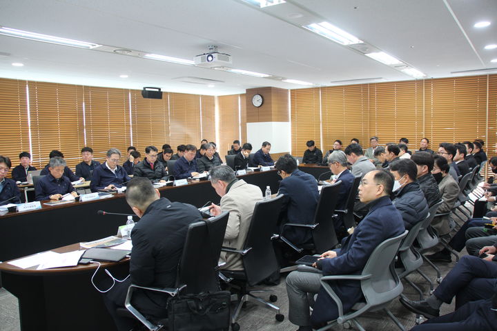 [부산=뉴시스] 가덕도신공항건설공단은 9일 부산 강서구 공단 본사에서 가덕도신공항 부지조성공사 입찰참가자격 사전심사를 통과한 대우건설 컨소시엄을 대상으로 현장설명회를 개최했다. (사진=가덕도신공항건설공단 제공) 2026.03.09. photo@newsis.com *재판매 및 DB 금지
