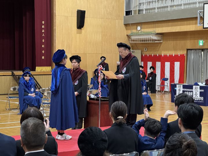 [서울=뉴시스] 지난 6일 일본 오사카에서 열린 재외동포 간담회에서 OKIS 최윤 이사장이 재외동포 사회의 핵심 현안인 '재외한국학교 의무교육 시행'을 위한 정책적 건의를 전달하고 있다. (사진=OK금융 제공) *재판매 및 DB 금지