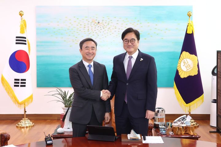 [사진=뉴시스] 임문영 인공지능전략위원회 부위원장(왼쪽)과 우원식 국회의장이 9일 국회의장 집무실에서 대한민국 인공지능(AI) 인재 확보·육성 전략을 논의했다. (사진=국가AI전략위 제공) 2026.03.09. photo@newsis.com *재판매 및 DB 금지