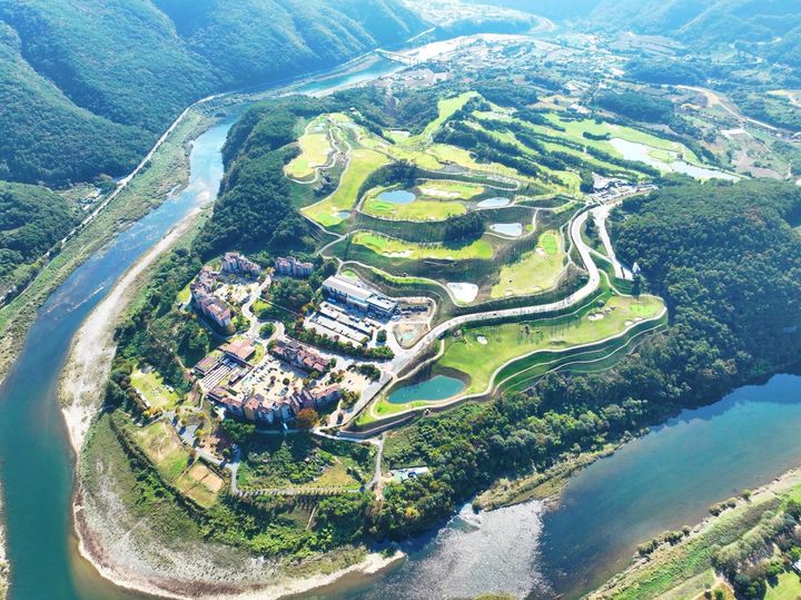 강원 영월군 사지막길 탑스텐 리조트 동강시스타와 ‘동강시스타 CC’ 그리고 동강. (사진=탑스텐 리조트) *재판매 및 DB 금지