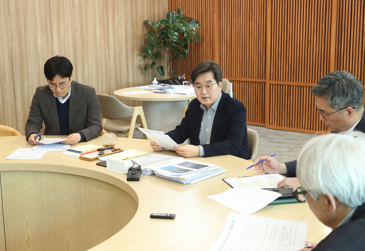 [수원=뉴시스] 김동연 경기도지사가 9일 '중동 정세 악화 대응 경기도 긴급대책 회의'를 열고 있다. (사진=경기도 제공) 2026.03.09. photo@newsis.com *재판매 및 DB 금지
