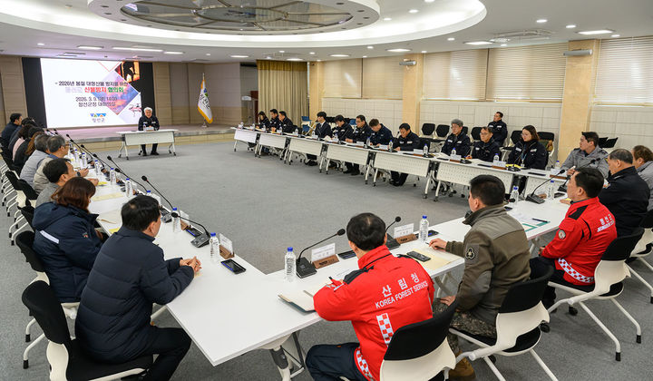 9일 정선군청 대회의실에서 최승준 정선군수 주제로 정선군을 비롯한 16개 기관·단체가 모여 산불방지 협의회를 개최하고 있다.(사진=정선군 제공) *재판매 및 DB 금지