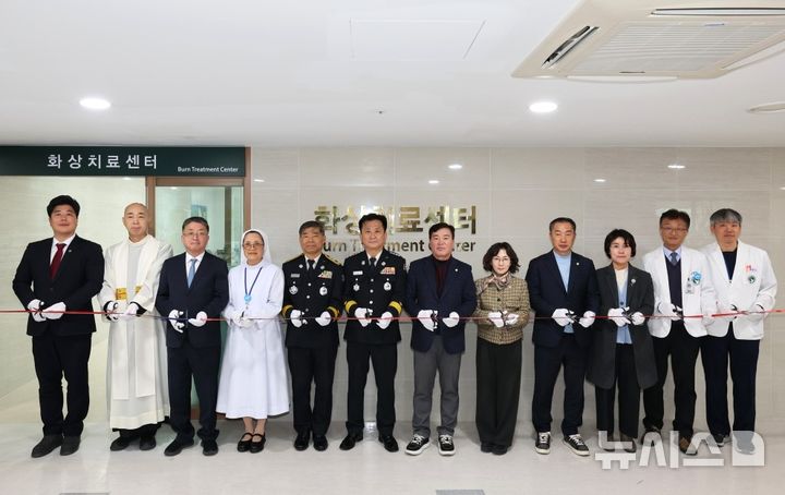 [포항=뉴시스] = 9일 포항성모병원 본관에서 장상길 포항시장 권한대행과 병원·기관 단체 관계자가 '24시간 화상 치료센터' 개소 기념 테이프를 자르고 있다. (사진=포항시 제공) 2026.03.09. photo@newis.com