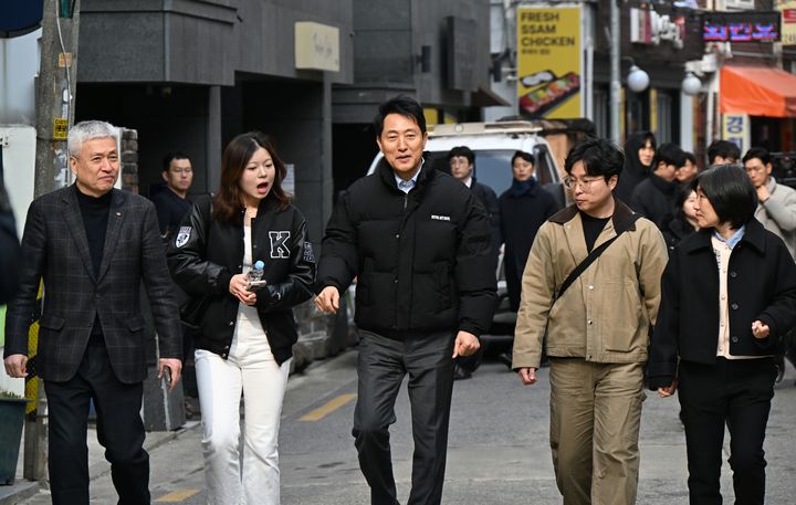 [뉴시스] 오세훈 서울시장이 9일 오후 동대문구 휘경동 일대에서 청년들과 함께 전·월세 실태와 주거 환경을 점검하는 모습. (사진=서울시 제공) 2026.3.9 *재판매 및 DB 금지
