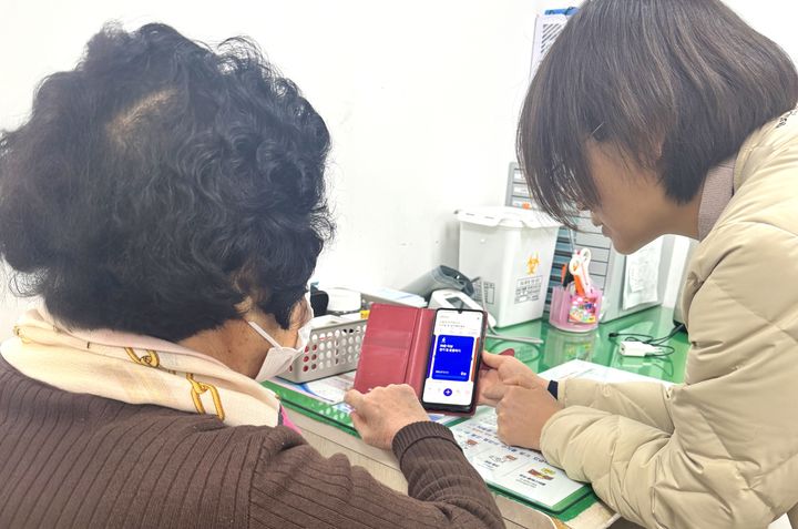 [순창=뉴시스] 스마트 기기 활용 비대면 건강관리사업 참여자가 스마트폰 애플리케이션 '오늘건강' 앱을 사용하고 있다. (사진=순창군 제공) 2026.03.09. photo@newsis.com *재판매 및 DB 금지