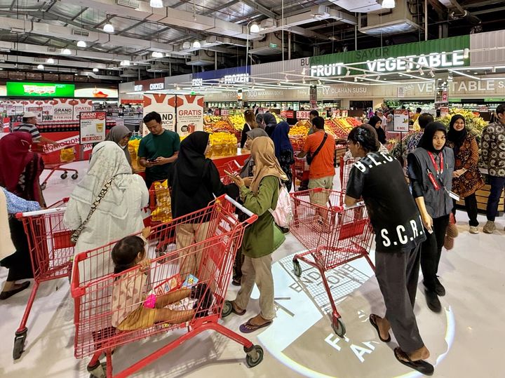 롯데마트는 인도네시아 마타람점이 '하이브리드 매장'으로 재단장한 후 누적 매출이 60% 증가했다고 10일 밝혔다. *재판매 및 DB 금지