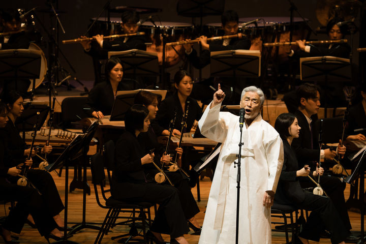 '봄맞이 소리' 명인 장사익의 협연 무대. (사진=평택시립국악관현악단 제공) *재판매 및 DB 금지
