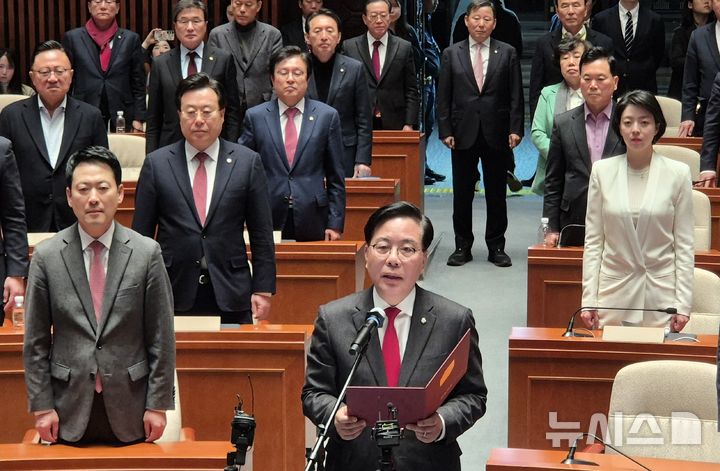 [서울=뉴시스] 전상우 기자 = 송언석 국민의힘 원내대표가 9일 오후 서울 여의도 국회에서 의원총회를 마치고 '윤석열 전 대통령의 정치적 복귀를 요구하는 일체의 주장에 명백히 반대한다'는 내용의 결의문 낭독을 하고 있다. 2026.03.09. swoo@newsis.com