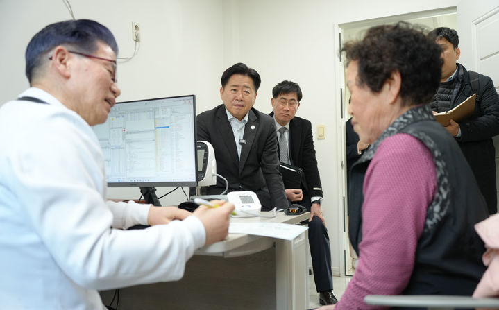 [제주=뉴시스] 오영훈 제주도지사가 9일 오후 서귀포시 안덕면 소재 제주형 건강주치의 수행 의료기관인 안덕의원을 찾아 점검하고 있다. (사진=제주도 제공) 2026.03.09. photo@newsis.com *재판매 및 DB 금지