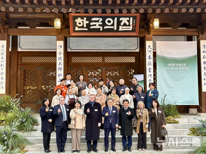 [서울=뉴시스] 한이재 기자 = 9일 서울 중구 한국의집에서 재개관 행사가 열렸다. 허민 국가유산청장을 비롯해 외교사절 등이 참석해 45년 만의 재 단장을 축하했다. 2026.03.09. nowone@newsis.com