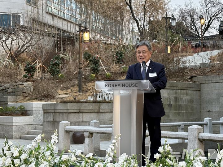 [서울=뉴시스] 한이재 기자 = 9일 서울 중구 한국의집에서 재개관 행사에서 허민 국가유산청장이 축사하고 있다. 2026.03.09. nowone@newsis.com