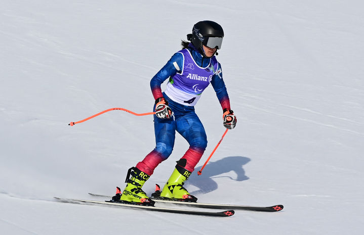 [서울=뉴시스] 최사라가 9일(한국 시간) 이탈리아 코르티나담페초 토파네 알파인 스키 센터에서 열린 2026 밀라노·코르티나담페초 동계패럴림픽 알파인 스키 여자 슈퍼대회전 시각장애 부문 결선에서 레이스를 펼치고 있다. (사진 = 대한장애인체육회 제공) *재판매 및 DB 금지
