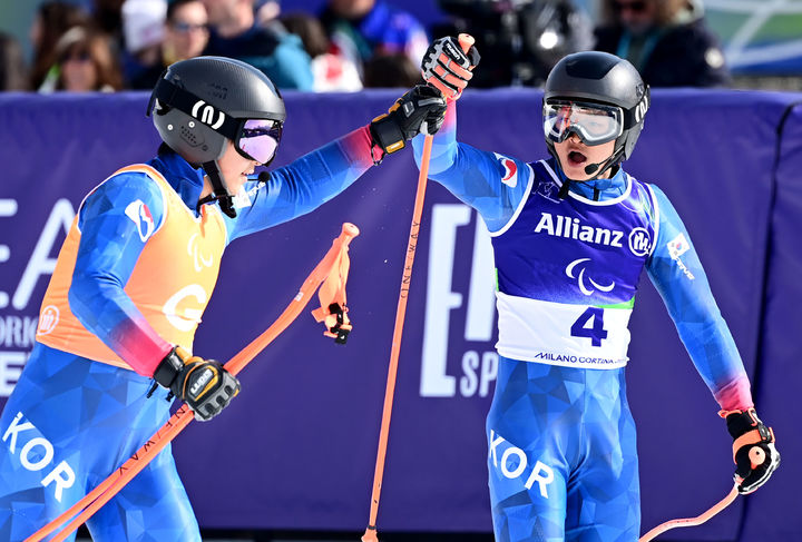 [서울=뉴시스] 황민규와 김준형 가이드가 9일(한국 시간) 이탈리아 코르티나담페초 토파네 알파인 스키 센터에서 열린 2026 밀라노·코르티나담페초 동계패럴림픽 알파인 스키 남자 슈퍼대회전 시각장애 부문 결선에서 레이스를 마친 뒤 서로 격려하고 있다. (사진 = 대한장애인체육회 제공) *재판매 및 DB 금지