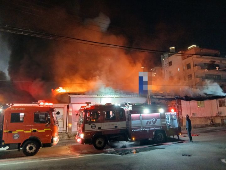 [군산=뉴시스] 9일 오후 8시19분께 전북 군산시 나운동의 한 싱크대 공장에서 불이 나 소방대원들이 화재를 진압하고 있다. (사진=전북도소방본부 제공) 2026.03.09. photo@newsis.com *재판매 및 DB 금지
