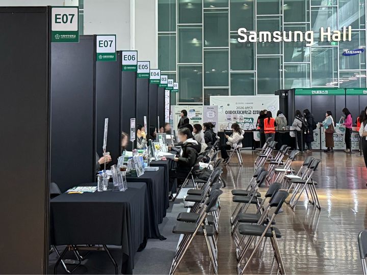 [서울=뉴시스] 박시은 인턴기자 = 9일 오전 열린 이화여대 '2026 상반기 잡페어' 인재개발원 부스에서 상담이 진행되고 있다. 2026.03.09. *재판매 및 DB 금지