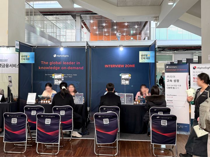 [서울=뉴시스] 박시은 인턴기자 = 9일 오전 열린 이화여대 '2026 상반기 잡페어'에서 알파사이츠의 채용 상담이 이뤄지고 있다. 2026.03.09. *재판매 및 DB 금지