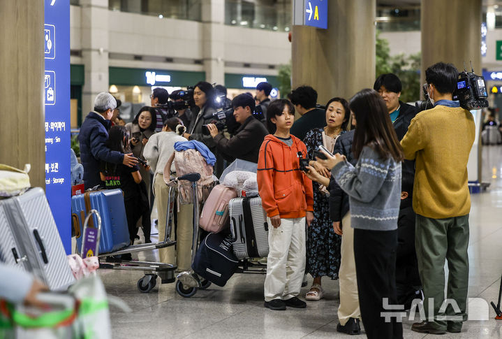 [인천공항=뉴시스] 정병혁 기자 = 중동 상황 악화로 정부가 전세기를 투입한 가운데 9일 새벽 아부다비를 출발한 정부 전세기 탑승객들이 인천국제공항 1터미널을 통해 귀국하며 취재진 질문에 답하고 있다. 2026.03.09. jhope@newsis.com