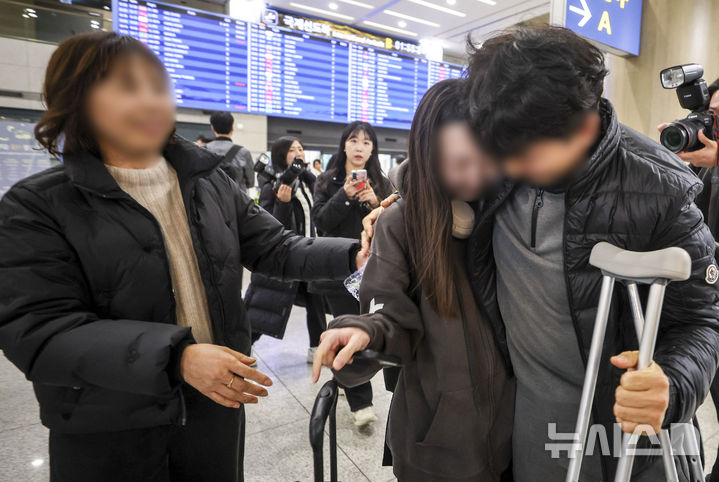 [인천공항=뉴시스] 정병혁 기자 = 중동 상황 악화로 정부가 전세기를 투입한 가운데 9일 새벽 아부다비를 출발한 정부 전세기 탑승객들이 인천국제공항 1터미널을 통해 귀국하며 가족을 만나고 있다. 2026.03.09. jhope@newsis.com