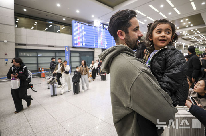 [인천공항=뉴시스] 정병혁 기자 = 중동 상황 악화로 정부가 전세기를 투입한 가운데 9일 새벽 아부다비를 출발한 정부 전세기 탑승객들이 인천국제공항 1터미널을 통해 귀국하며 가족을 만나고 있다. 2026.03.09. jhope@newsis.com