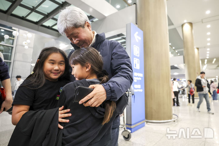 [인천공항=뉴시스] 정병혁 기자 = 중동 상황 악화로 정부가 전세기를 투입한 가운데 9일 새벽 아부다비를 출발한 정부 전세기 탑승객들이 인천국제공항 1터미널을 통해 귀국하며 가족을 만나고 있다. 2026.03.09. jhope@newsis.com