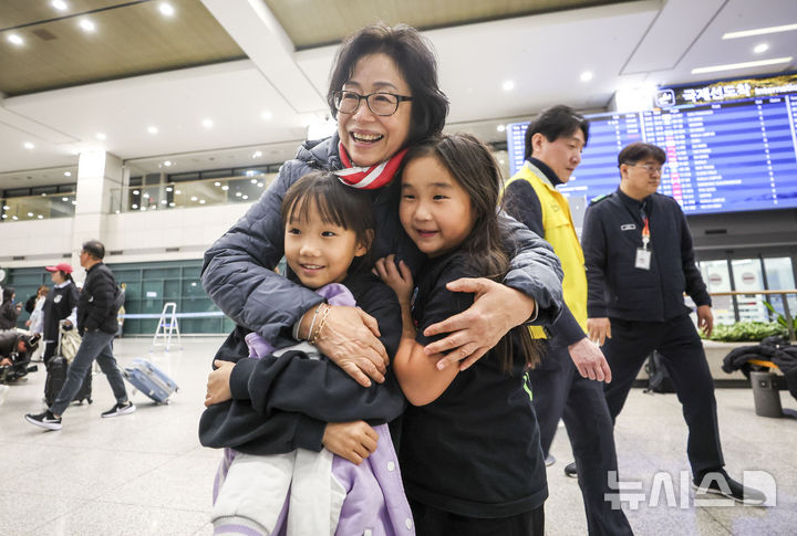 [인천공항=뉴시스] 정병혁 기자 = 중동 상황 악화로 정부가 전세기를 투입한 가운데 9일 새벽 아부다비를 출발한 정부 전세기 탑승객들이 인천국제공항 1터미널을 통해 귀국하며 가족을 만나고 있다. 2026.03.09. jhope@newsis.com