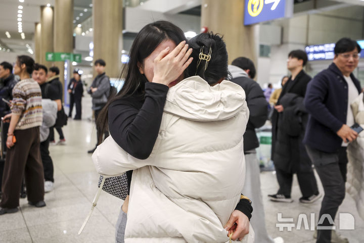 [인천공항=뉴시스] 정병혁 기자 = 중동 상황 악화로 정부가 전세기를 투입한 가운데 9일 새벽 아부다비를 출발한 정부 전세기 탑승객들이 인천국제공항 1터미널을 통해 귀국하며 가족을 만나고 있다. 2026.03.09. jhope@newsis.com