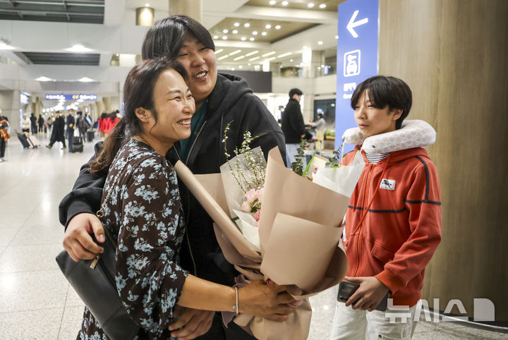 [인천공항=뉴시스] 정병혁 기자 = 중동 상황 악화로 정부가 전세기를 투입한 가운데 9일 새벽 아부다비를 출발한 정부 전세기 탑승객들이 인천국제공항 1터미널을 통해 귀국하며 가족을 만나고 있다. 2026.03.09. jhope@newsis.com