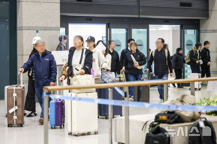 [인천공항=뉴시스] 정병혁 기자 = 중동 상황 악화로 정부가 전세기를 투입한 가운데 9일 새벽 아부다비를 출발한 정부 전세기 탑승객들이 인천국제공항 1터미널을 통해 귀국하고 있다. 2026.03.09. jhope@newsis.com