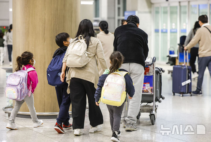 [인천공항=뉴시스] 정병혁 기자 = 중동 상황 악화로 정부가 전세기를 투입한 가운데 9일 새벽 아부다비를 출발한 정부 전세기 탑승객들이 인천국제공항 1터미널을 통해 귀국하고 있다. 2026.03.09. jhope@newsis.com
