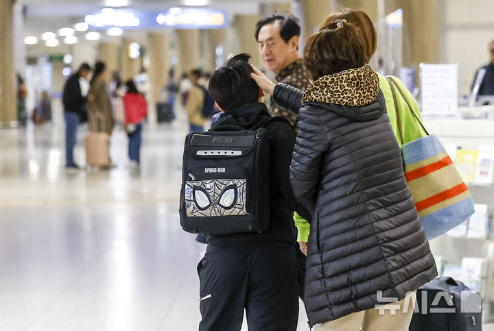 [인천공항=뉴시스] 정병혁 기자 = 중동 상황 악화로 정부가 전세기를 투입한 가운데 9일 새벽 아부다비를 출발한 정부 전세기 탑승객들이 인천국제공항 1터미널을 통해 귀국하며 가족을 만나고 있다. 2026.03.09. jhope@newsis.com