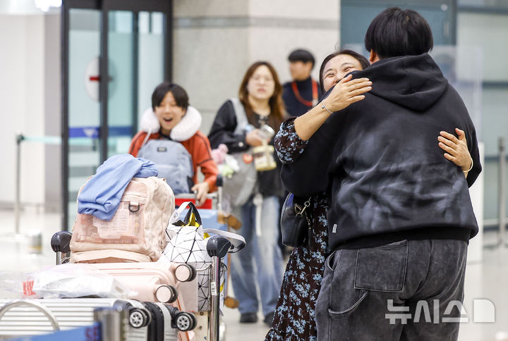 [인천공항=뉴시스] 정병혁 기자 = 중동 상황 악화로 정부가 전세기를 투입한 가운데 9일 새벽 아부다비를 출발한 정부 전세기 탑승객들이 인천국제공항 1터미널을 통해 귀국하며 가족을 만나고 있다. 2026.03.09. jhope@newsis.com