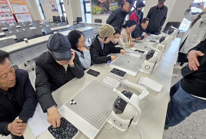 [광주=뉴시스] 인공지능 로봇과 오목 대전 체험. (사진=국립광주과학관 제공). photo@newsis.com *재판매 및 DB 금지