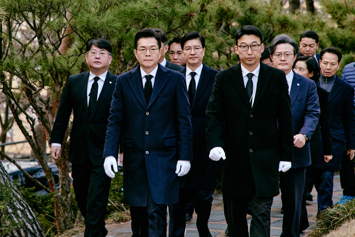 [서울=뉴시스] 김금보 기자 = 정원오 더불어민주당 서울시장 예비후보가 9일 오전 서울 동작구 국립서울현충원에서 김대중 전 대통령 묘역을 참배하고 있다. (사진= 정원오 캠프 제공) 2026.03.09. photo@newsis.com *재판매 및 DB 금지