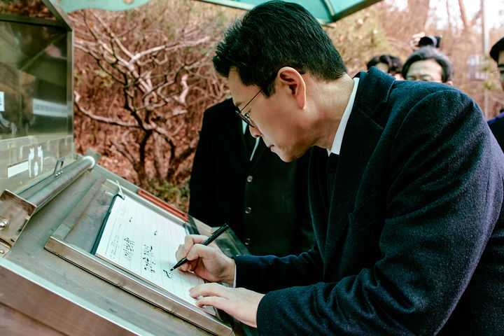 [서울=뉴시스] 김금보 기자 = 정원오 더불어민주당 서울시장 예비후보가 9일 오전 서울 동작구 국립서울현충원에서 김대중 전 대통령 묘역을 참배하며 방명록을 작성하고 있다. (사진= 정원오 캠프 제공) 2026.03.09. photo@newsis.com *재판매 및 DB 금지
