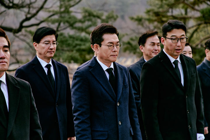 [서울=뉴시스] 김금보 기자 = 정원오 더불어민주당 서울시장 예비후보가 9일 오전 서울 동작구 국립서울현충원에서 김대중 전 대통령 묘역을 참배하고 있다. (사진= 정원오 캠프 제공) 2026.03.09. photo@newsis.com *재판매 및 DB 금지