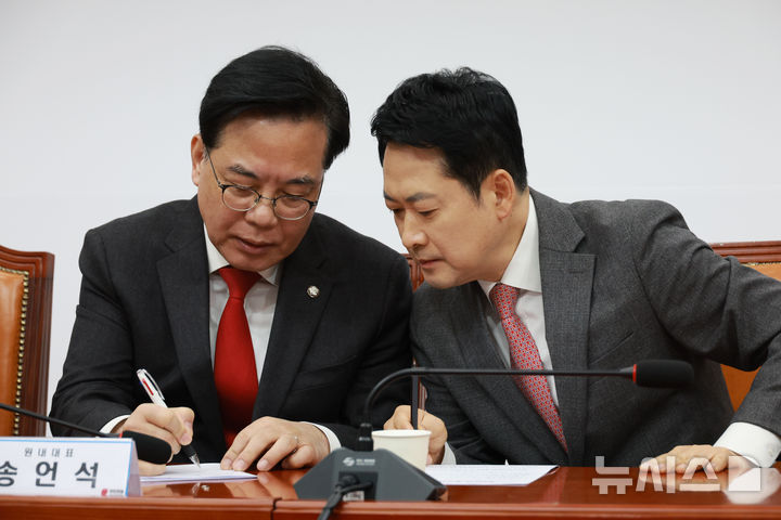 [서울=뉴시스] 고승민 기자 = 국민의힘 장동혁 대표와 송언석 원내대표가 9일 서울 여의도 국회에서 열린 최고위원회의에서 대화하고 있다. 2026.03.09. kkssmm99@newsis.com
